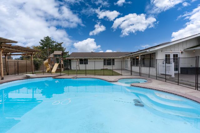 2893 Helm Avenue, Clovis, CA 93612