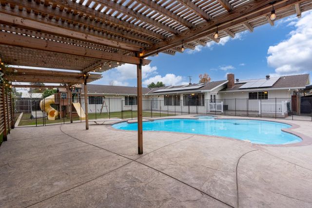 2893 Helm Avenue, Clovis, CA 93612