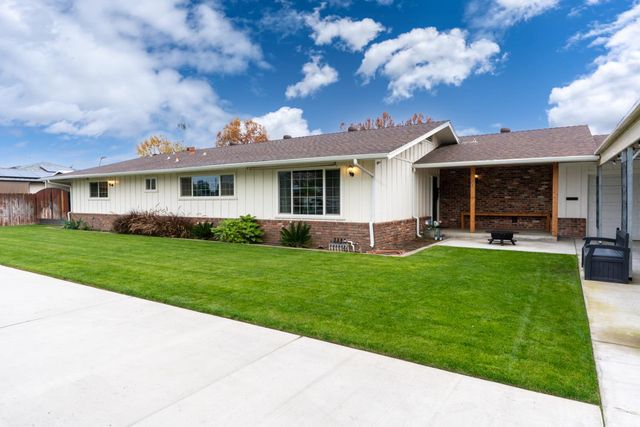 2893 Helm Avenue, Clovis, CA 93612