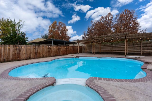 2893 Helm Avenue, Clovis, CA 93612