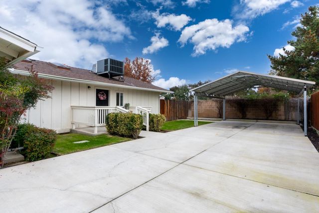 2893 Helm Avenue, Clovis, CA 93612