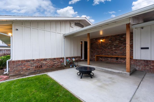 2893 Helm Avenue, Clovis, CA 93612