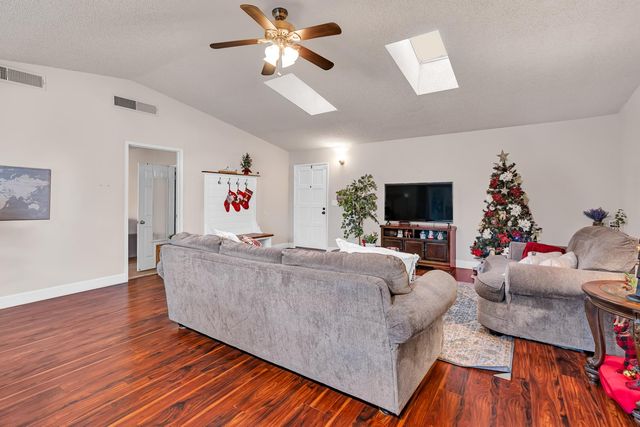 2893 Helm Avenue, Clovis, CA 93612