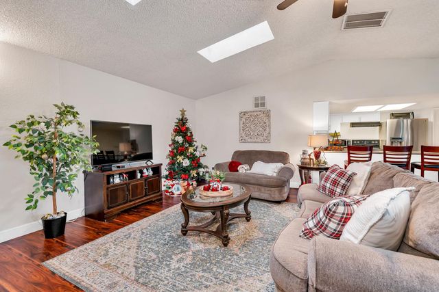 2893 Helm Avenue, Clovis, CA 93612