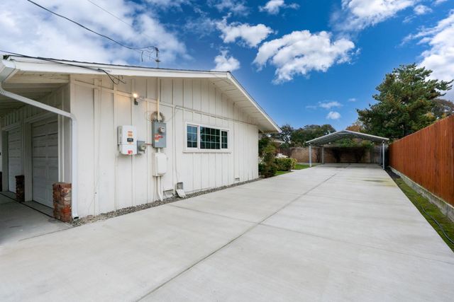 2893 Helm Avenue, Clovis, CA 93612