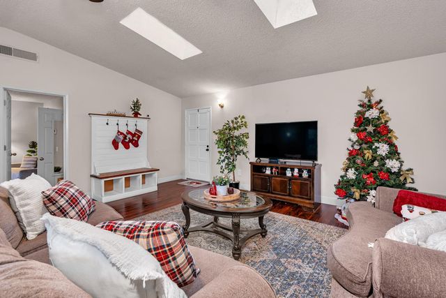 2893 Helm Avenue, Clovis, CA 93612