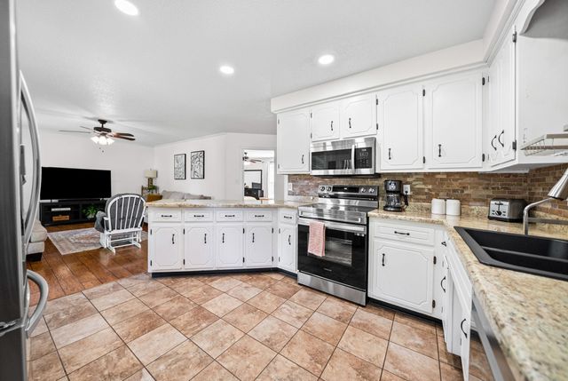 3324 Carrie Dr, Clarksville, TN 37042