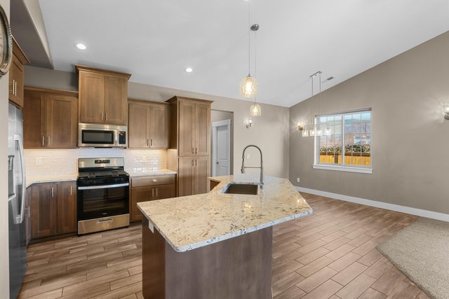 268 Oak Crest Way, Medford, OR 97501