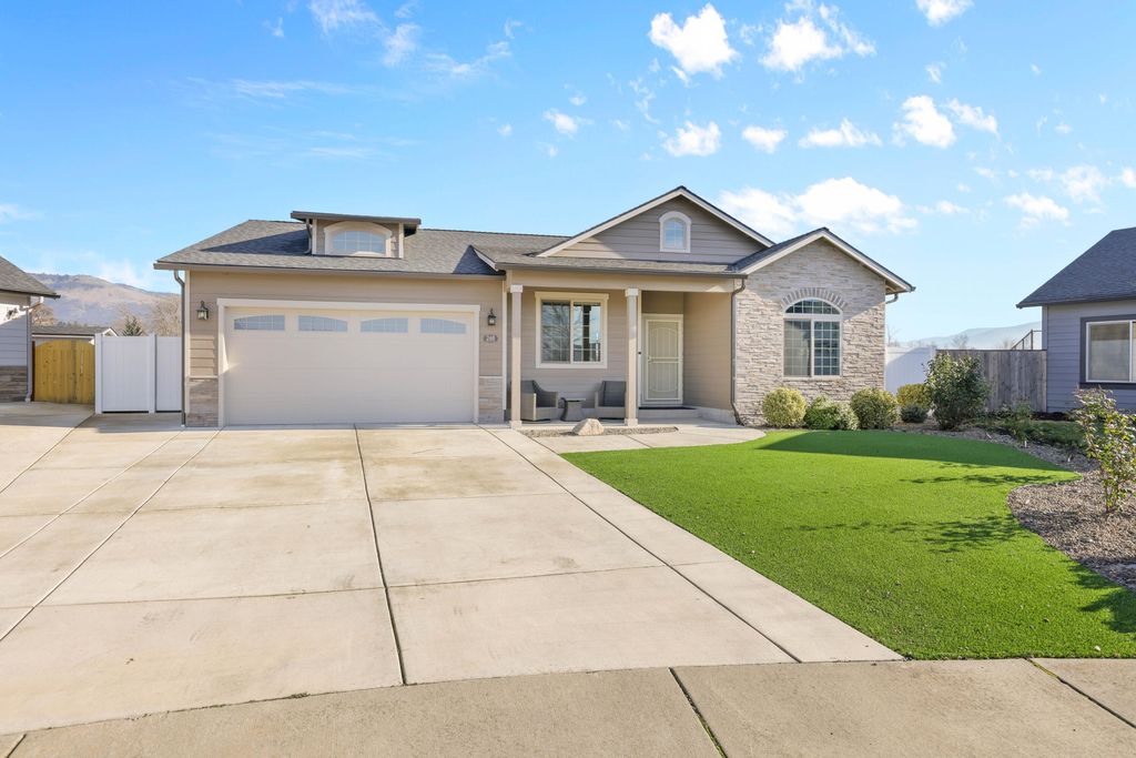 268 Oak Crest Way, Medford, OR 97501