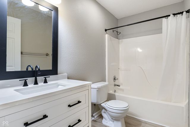 477 Woodstream Drive, Greenfield, IN 46140