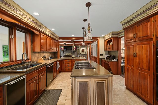 880 Barlow Ct, Salina, KS 67401