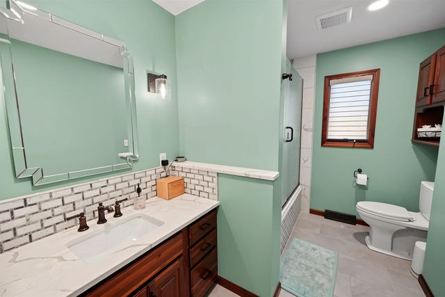 880 Barlow Ct, Salina, KS 67401