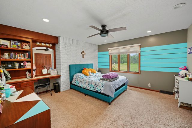 880 Barlow Ct, Salina, KS 67401