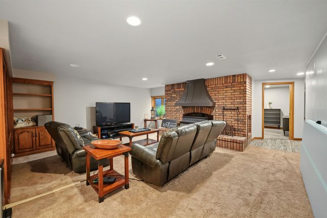 880 Barlow Ct, Salina, KS 67401