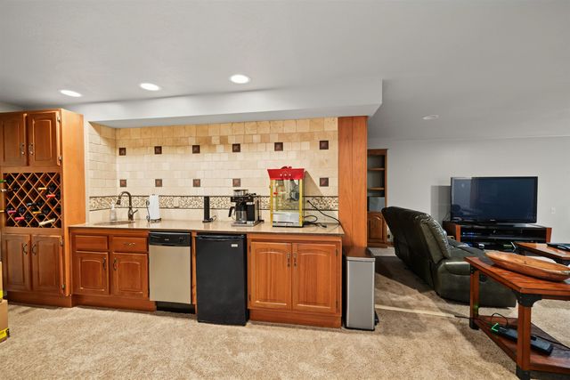 880 Barlow Ct, Salina, KS 67401