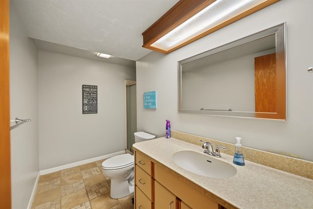 880 Barlow Ct, Salina, KS 67401