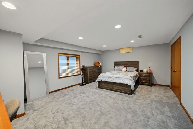 880 Barlow Ct, Salina, KS 67401