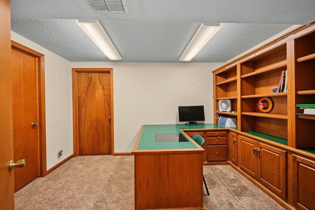 880 Barlow Ct, Salina, KS 67401