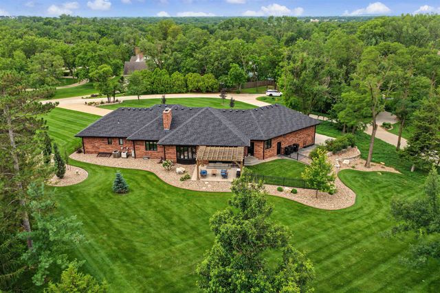 880 Barlow Ct, Salina, KS 67401