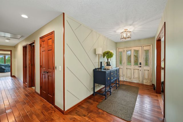 880 Barlow Ct, Salina, KS 67401