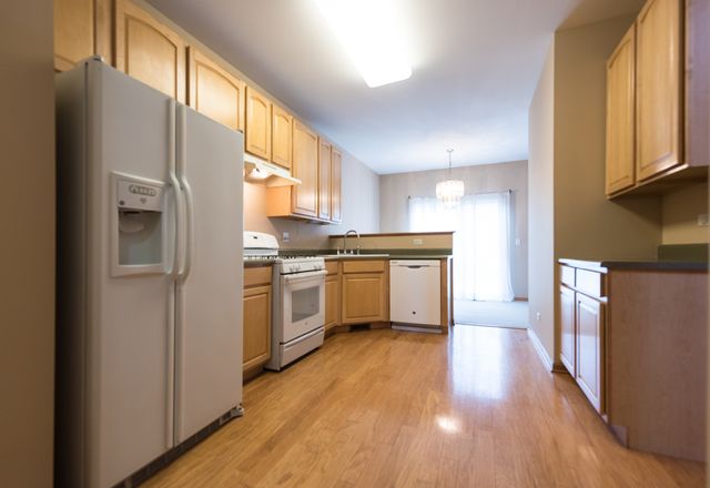 309 Abington Woods Drive, Aurora, IL 60502