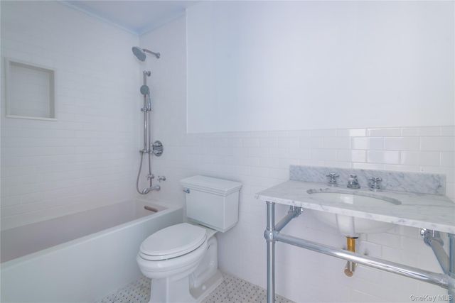 1070 Maple Lane, New Hyde Park, NY 11040