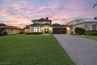 1535 Dolphin LN, Naples, FL 34102