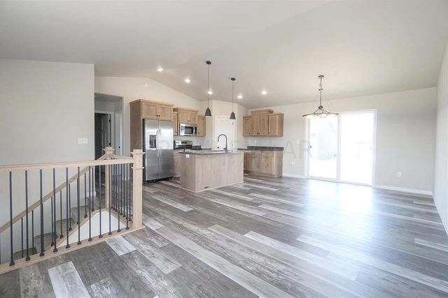 1637 10th Avenue S, Fargo, ND 58103