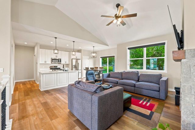 1291 Carolyn BOULEVARD, Mayville, WI 53050