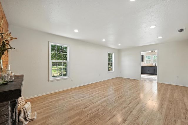 1003 SE 1st Avenue, Mineral Wells, TX 76067