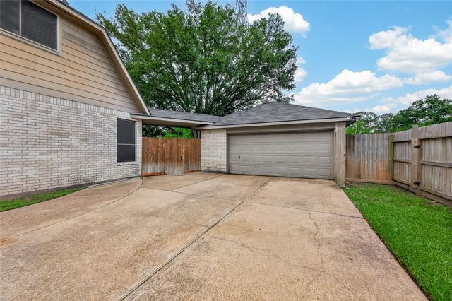 2313 Champion Drive, Pearland, TX 77581
