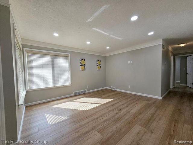 33900 Beechnut Street, Westland, MI 48186