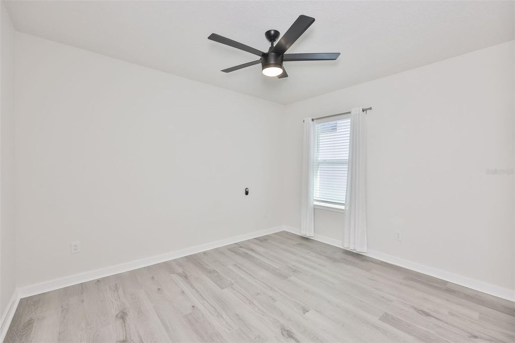 Image 11 of property listing at 1002 TIDAL ROCK AVENUE, Ruskin, FL 33570