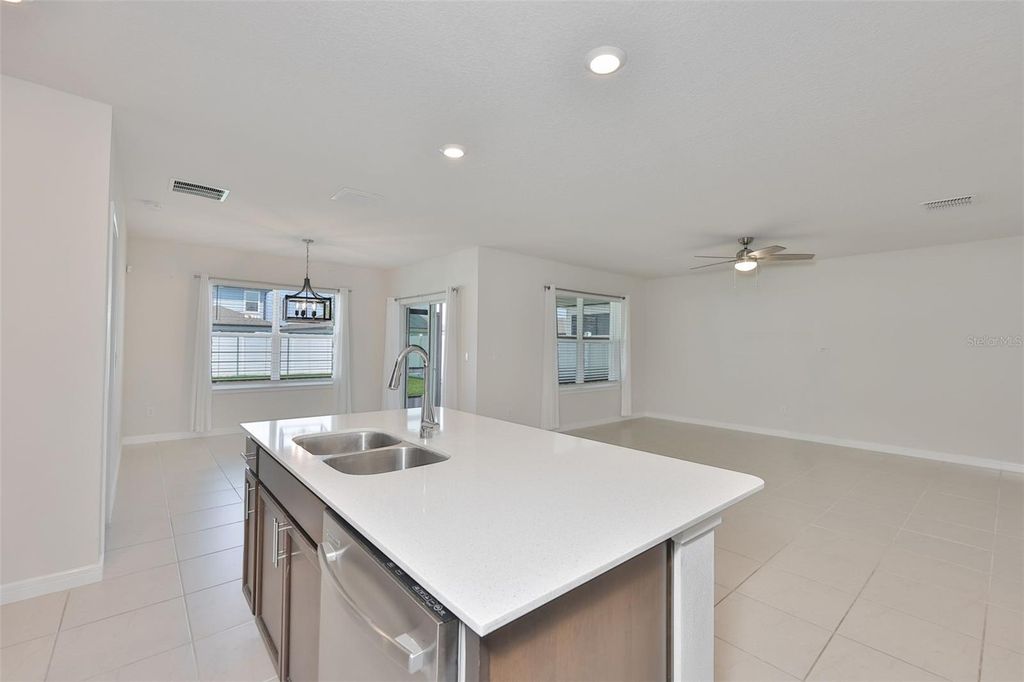 Image 12 of property listing at 1002 TIDAL ROCK AVENUE, Ruskin, FL 33570