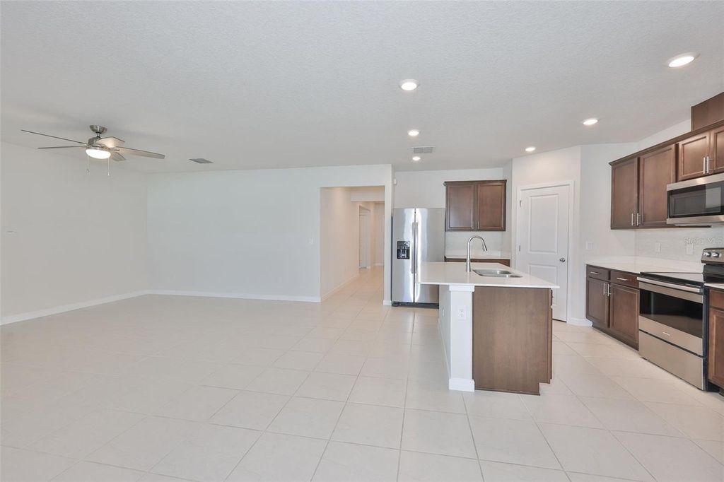 Image 13 of property listing at 1002 TIDAL ROCK AVENUE, Ruskin, FL 33570