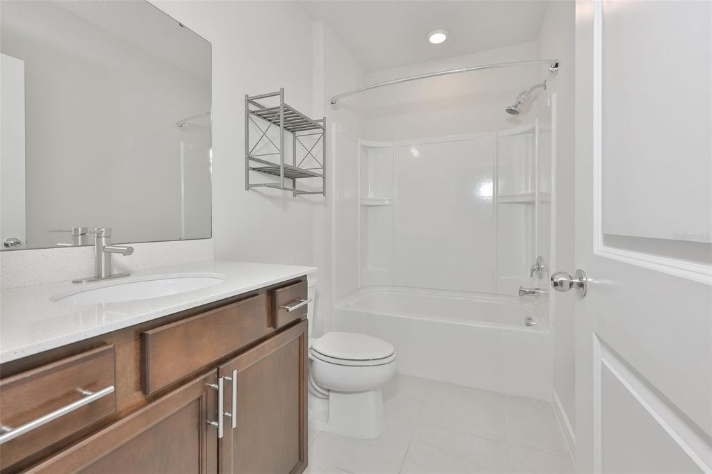 Image 15 of property listing at 1002 TIDAL ROCK AVENUE, Ruskin, FL 33570