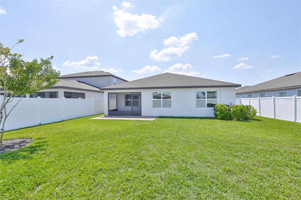 Image 3 of property listing at 1002 TIDAL ROCK AVENUE, Ruskin, FL 33570