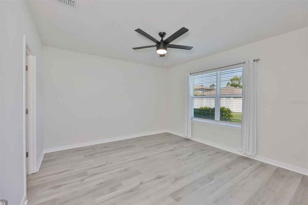 Image 7 of property listing at 1002 TIDAL ROCK AVENUE, Ruskin, FL 33570