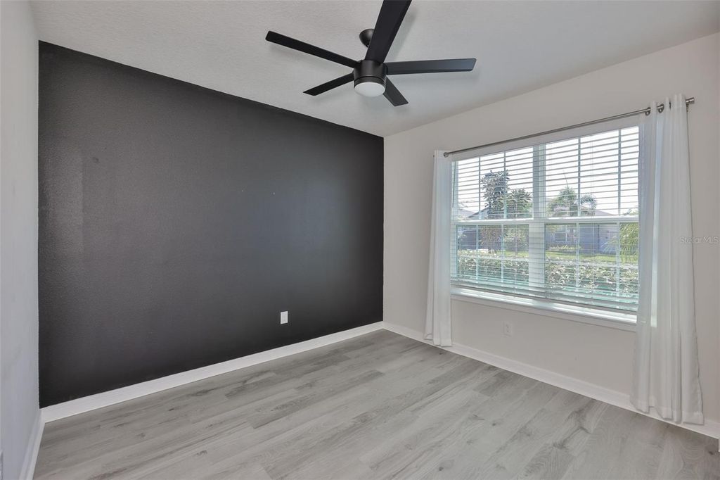 Image 9 of property listing at 1002 TIDAL ROCK AVENUE, Ruskin, FL 33570