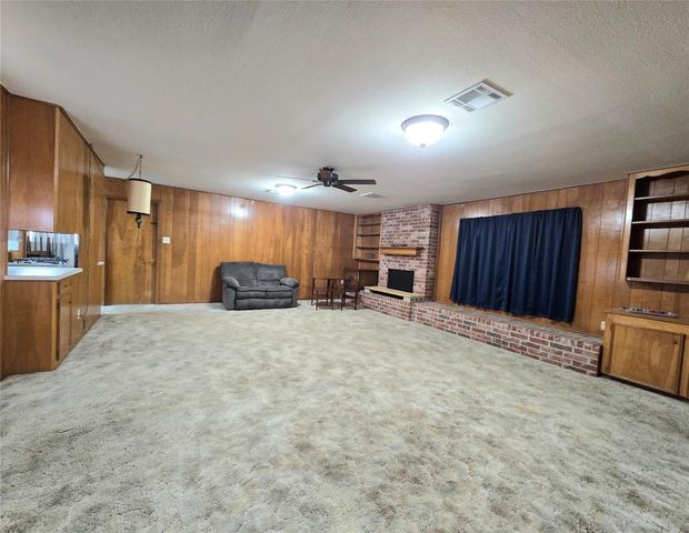 607 S Main Street, Dayton, TX 77535