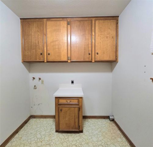 607 S Main Street, Dayton, TX 77535