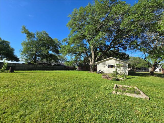 607 S Main Street, Dayton, TX 77535