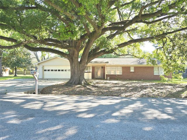 607 S Main Street, Dayton, TX 77535
