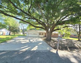 607 S Main Street, Dayton, TX 77535