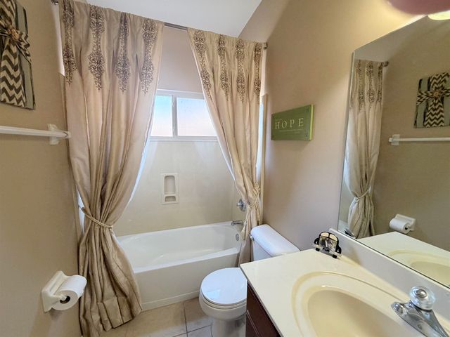 5 NORTHERN LEAF DR, Oakland, TN 38060