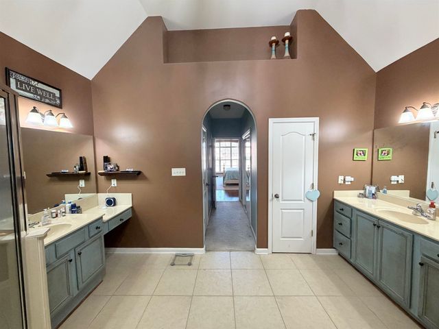 5 NORTHERN LEAF DR, Oakland, TN 38060