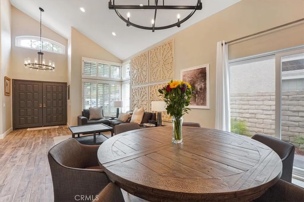 Image 13 of property listing at 450 Pesaro Street, Oak Park, CA 91377