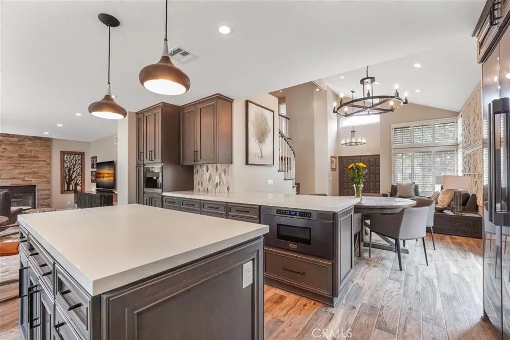 Image 14 of property listing at 450 Pesaro Street, Oak Park, CA 91377