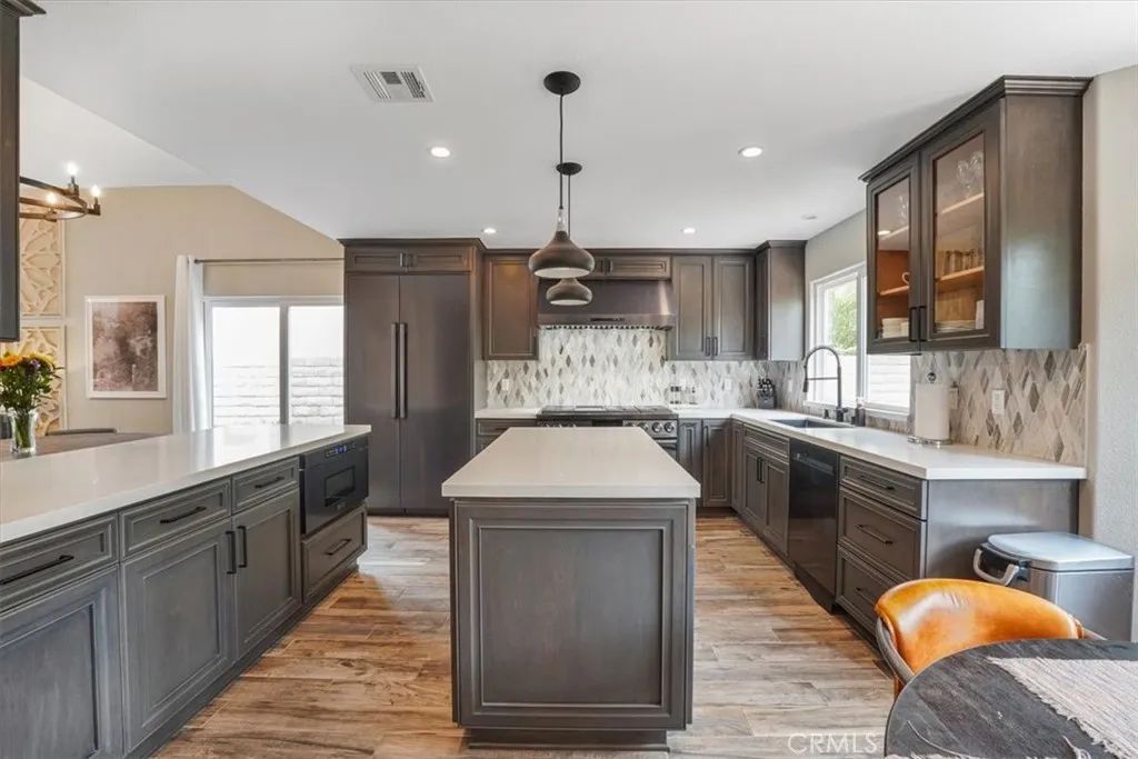 Image 15 of property listing at 450 Pesaro Street, Oak Park, CA 91377