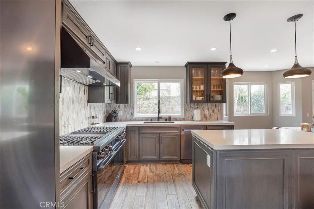 Image 16 of property listing at 450 Pesaro Street, Oak Park, CA 91377